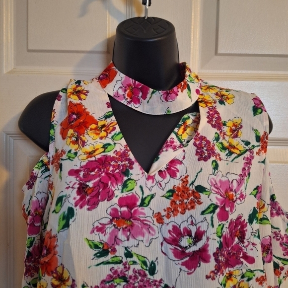 Relativity floral cold shoulder blouse large - Picture 2 of 5